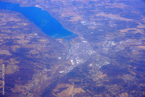 Fotografía Aerial view of the Cayuga Lake and the city of Ithaca in upstate New York