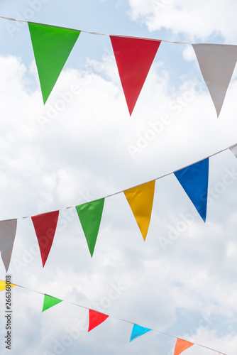 Bunte Wimpel An Einer Schnur Festliche Dekoration Wolkenhimmel