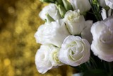 Fototapeta Kwiaty - Białe róże kwiaty w wazonie