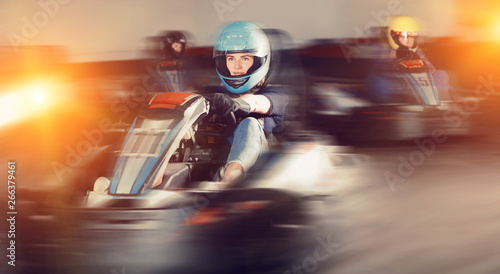 Fototapety Karting  mlodzi-ludzie-prowadzacy-samochody-sportowe-do-kartingu