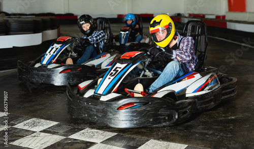 Dekoracja na wymiar  mlodzi-ludzie-jezdzacy-sportowymi-samochodami-na-karting
