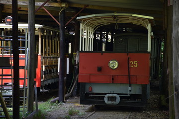 Lost Place, Urban Exploring, Straßenbahn, Tramway, Klagenfurt, Kärnten, Österreich, aufgelassen, stillgelegt, Remise, Wagen, Straßenbahnwagen, Oberleitung, Stromabnehmer, Mast, Schild, Tafel, Wagen, T