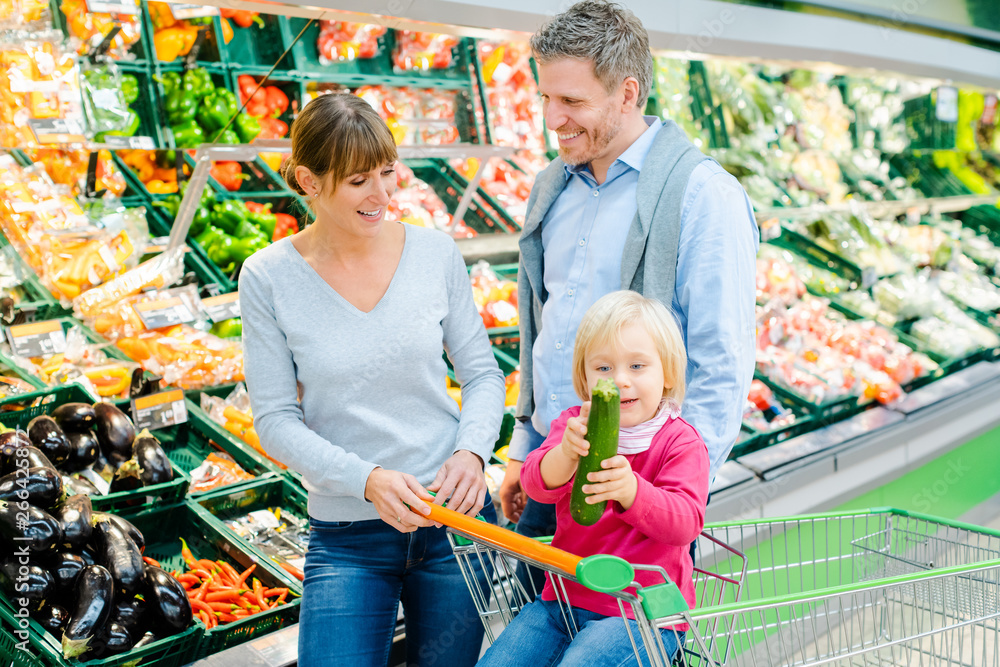 Familie kauf Obst und Gemüse im Supermarkt - obrazy, fototapety, plakaty 