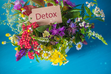  Detox-Karte in einem Strauss mit Heilkräutern-Detox day