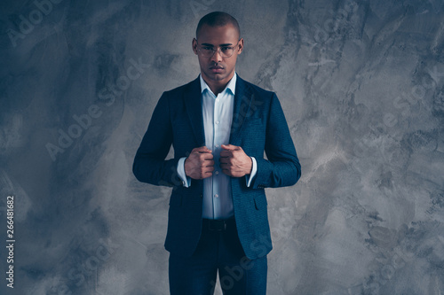 Fotografía Portrait of gorgeous handsome trendy agent representative independent concentrat