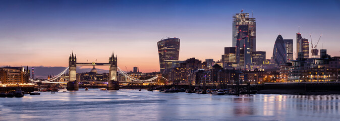 Fototapete - Weites Panorama der Skyline von London am Abend: vond er Tower Bridge über die Themse bis zum Finanzbezirk City