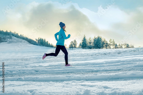Dekoracja na wymiar  uruchomiona-kobieta-biegacz-na-sniegu-w-sloneczny-zimowy-dzien-kobieta-fi
