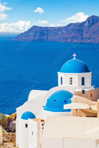 piekny-krajobraz-santorini-z-bialymi-chmurami-kosciola-kaldery-morza-i-nieba