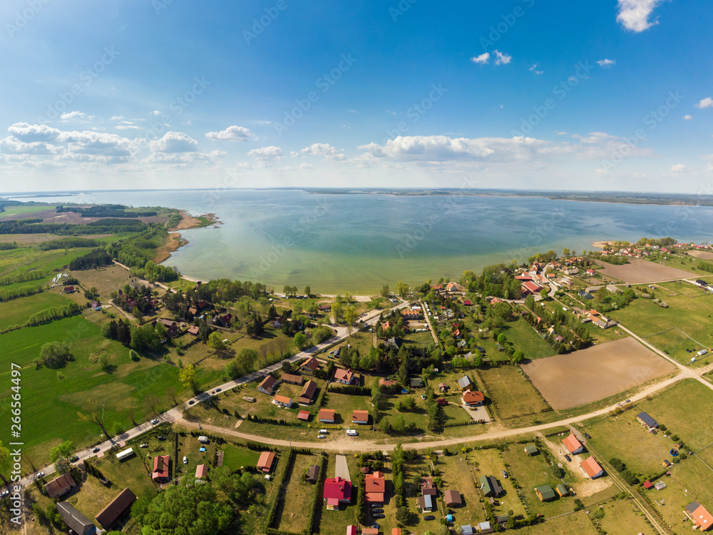 Widok z lotu ptaka na jezioro Śniardwy oraz Nowe Guty - obrazy, fototapety, plakaty 
