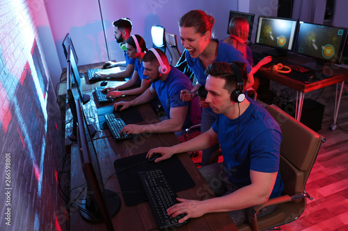 Fotografía Young people playing video games on computers indoors