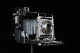 Fototapeta  - Stary wielkoformatowy aparat fotograficzny na czarnym tle