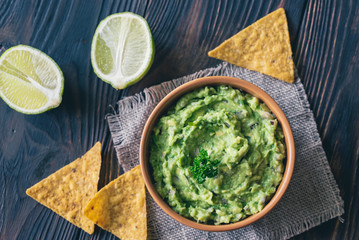 Wall Mural - Bowl of guacamole with tortilla chips