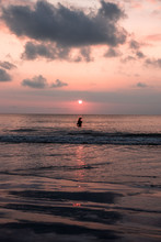 Coucher De Soleil Sur La Mer à Bali Et Son Pêcheur