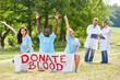 Aktivisten Team wirbt für die Blutspende