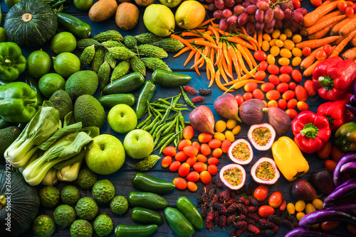 Dekoracja na wymiar  rozne-warzywa-organiczne-widok-z-gory-rozne-swieze-owoce-i-warzywa-dla-zdrowego-stylu-zycia