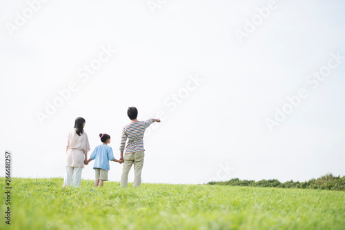 草原で手をつなぐ家族の後姿 Buy This Stock Photo And Explore Similar Images At Adobe Stock Adobe Stock 草原で手をつなぐ家族の後姿 Buy This Stock Photo And Explore Similar Images At Adobe Stock Adobe Stock
