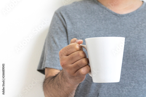立ってマグカップを持つ男性 Stock 写真 Adobe Stock 立ってマグカップを持つ男性 Stock 写真 Adobe Stock
