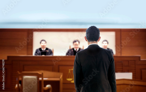 Fotografía back of attastor talking to magistrate in court