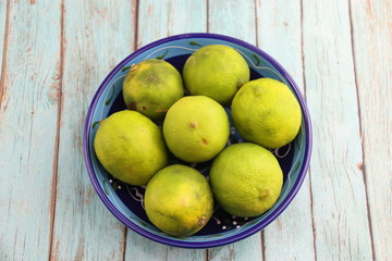 Wall Mural - Citrons verts dans un bol