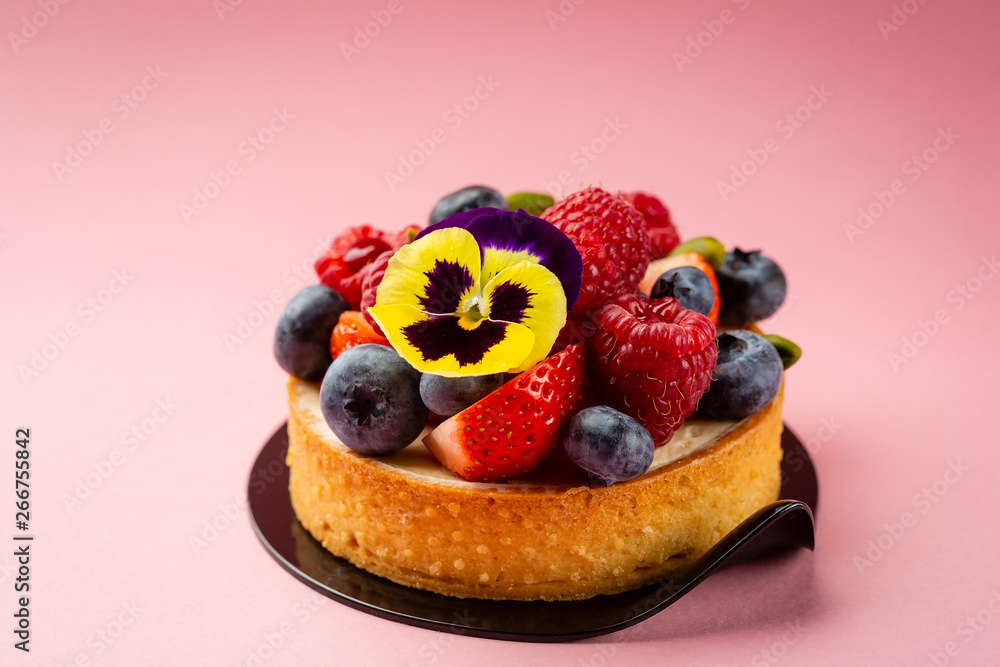 Mini tart with fresh berries on pink - obrazy, fototapety, plakaty 