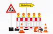 Einzelne Absturzsicherung mit 5 Bakenleuchten gelb-orange, Fußplatten, Schild Baustelle, Schild Umleitung rechtsweisend auf Pfosten steht daneben und Verkehrshütchen Pylone - freigestellt