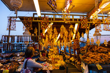 Venta De Souvenirs Y Productos Del Mar En El Puerto Comercial, Ciudad De Rodas, Isla De Rodas, Dodecaneso, Grecia, Mar Mediterráneo