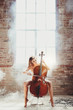 Frau die Cello spielt 