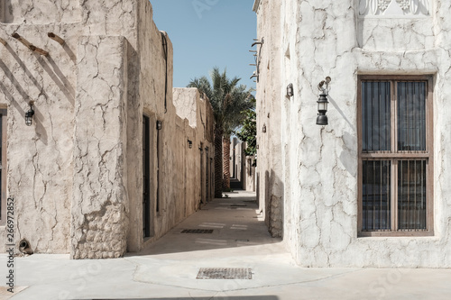 Obraz Dibond Spokojna ulica Heritage Village w Dubaju z widocznym drewnianym oknem
