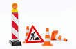 Baustelle Absperrung - Warnbake einzeln mit Leuchte, Fußplatte, Verkehrshütchen und Schild Baustelle angelehnt - freigestellt