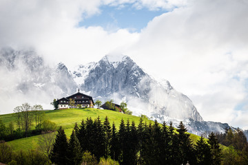 Panorama mit Blick auf die Berge Wilder Kaiser und Bauernhof