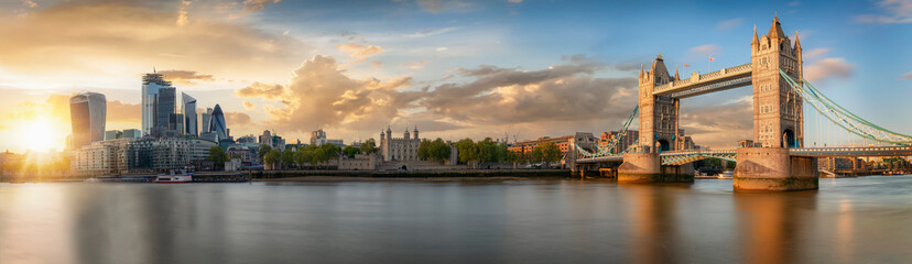 Fototapete - Die Skyline von London bei Sonnenuntergang: von der Tower Bridge bis zum Finanzbezirk City