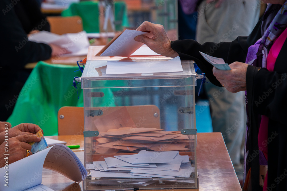 Urnas para votar en las elecciones democráticas - obrazy, fototapety, plakaty 