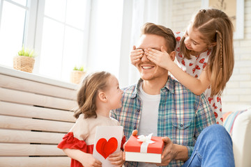 Canvas Print - daughters congratulating dad