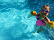 dziewczynka pływająca w basenie