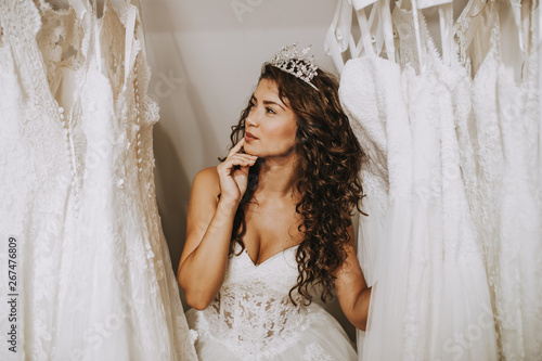 Fotografía Beautiful young woman choosing a wedding dress in a modern wedding salon