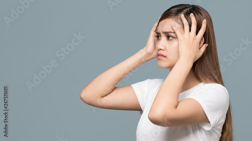 頭を押さえる女性 Stock 写真 Adobe Stock 頭を押さえる女性 Stock 写真 Adobe Stock
