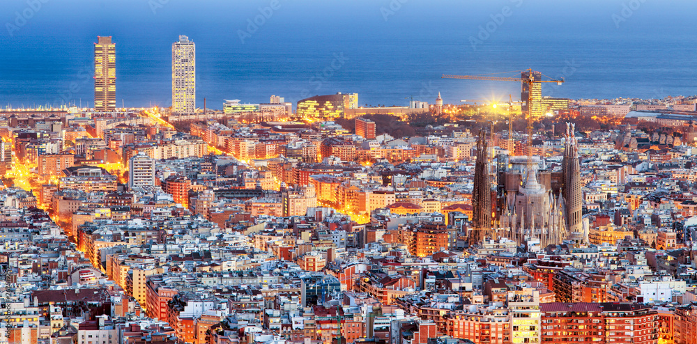 Panorama Barcelony o świcie - obrazy, fototapety, plakaty 