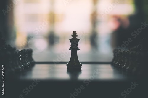 Fotomural Closeup image of a silver and golden color chess set on chessboard