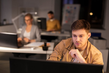 Canvas Print - business, deadline and technology concept - man with computer working at night office