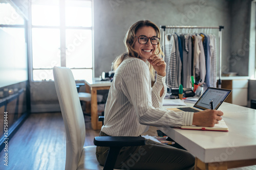 Fotomural Online seller businesswoman at office