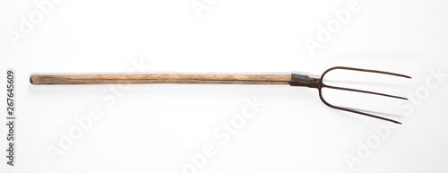 Fotografía old rural peasant pitchfork on white background