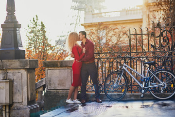 Wall Mural - Romantic couple in love near the Eiffel tower