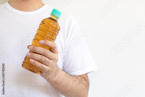 お茶の入ったペットボトルを持つ男性 Stock Photo Adobe Stock お茶の入ったペットボトルを持つ男性 Stock Photo Adobe Stock