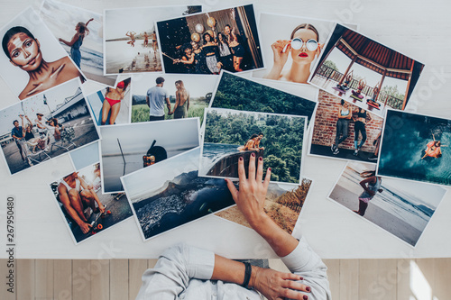 Fotomural Photographer selecting best photos
