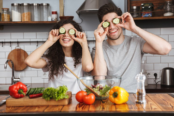 Canvas Print - Cheerful couple cooking healthy fresh salad