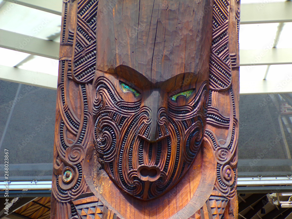 Tradycyjny drewniany posąg maoryski - obrazy, fototapety, plakaty 