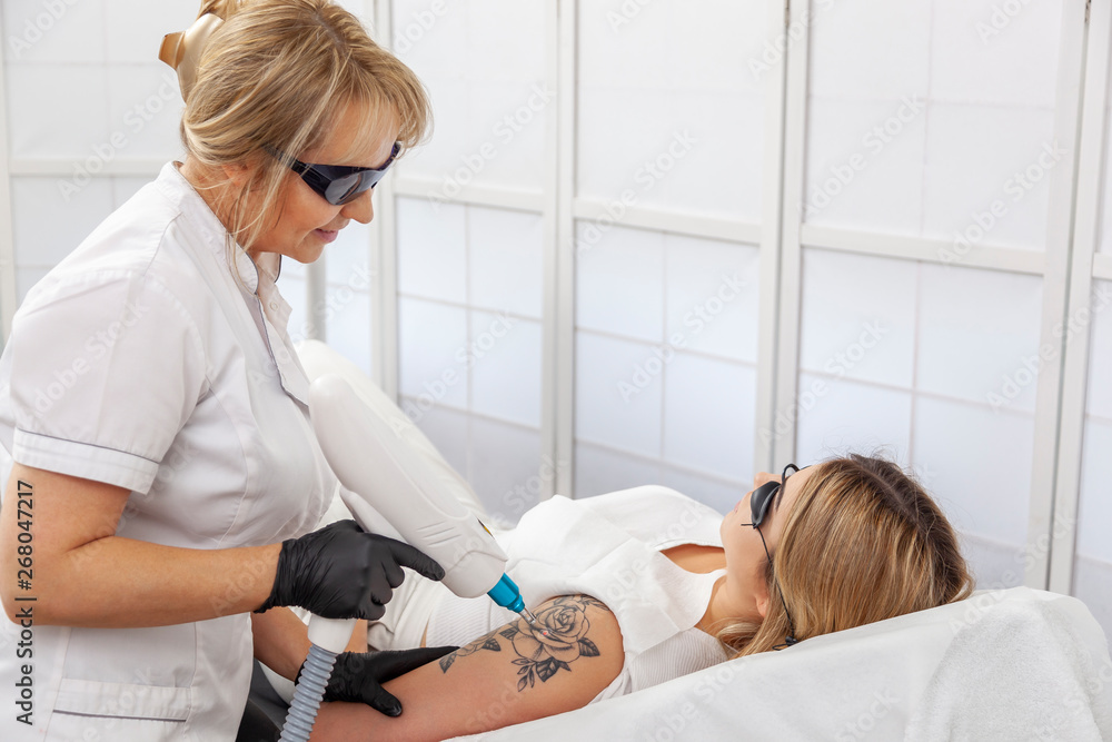 Laserowe usuwanie tatuażu w salonie kosmetycznym - Laser Q-switch - obrazy, fototapety, plakaty 