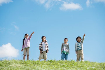 Poster - 草原で空を見上げる小学生