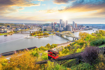 Fototapete - Downtown skyline and vintage incline in Pittsburgh