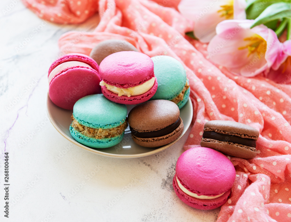 Colorful macaroons and tulips - obrazy, fototapety, plakaty 